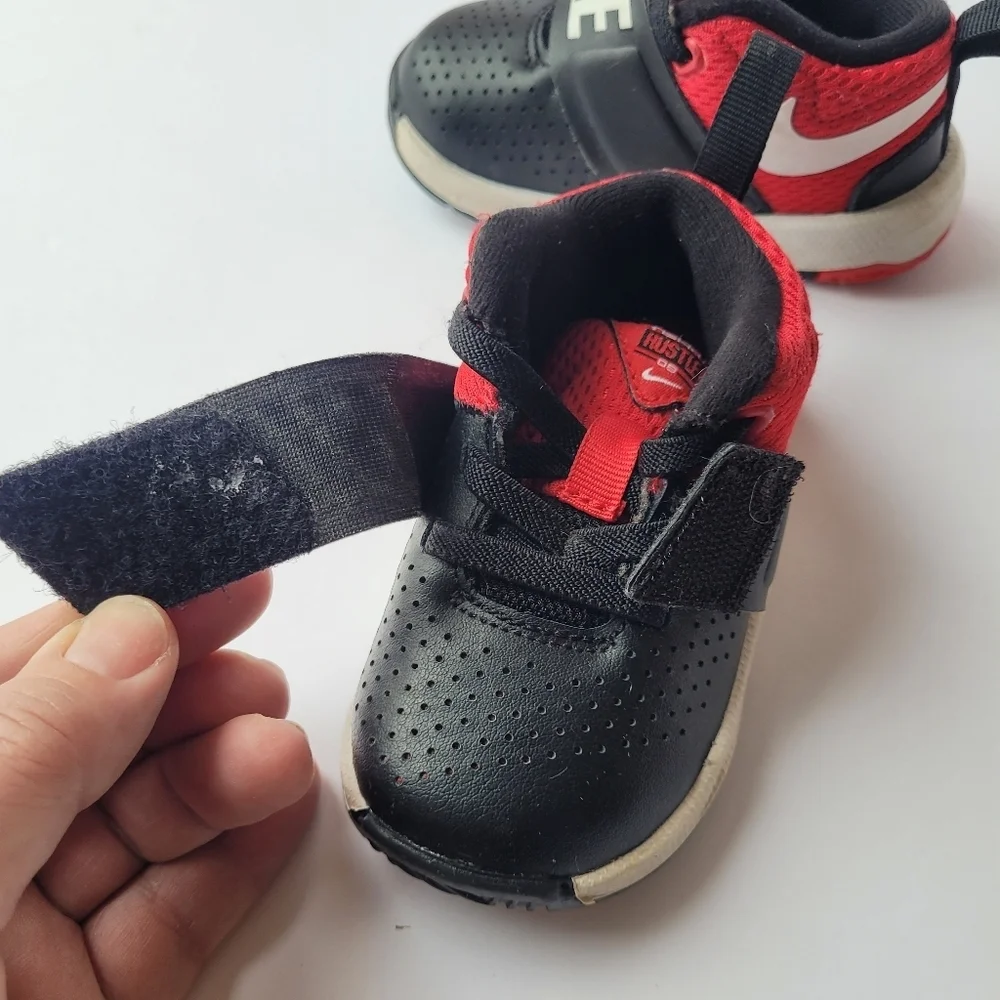 Nike Team Hustle Toddler Kids Red & Black Hightop Tennis Shoes Size 5C